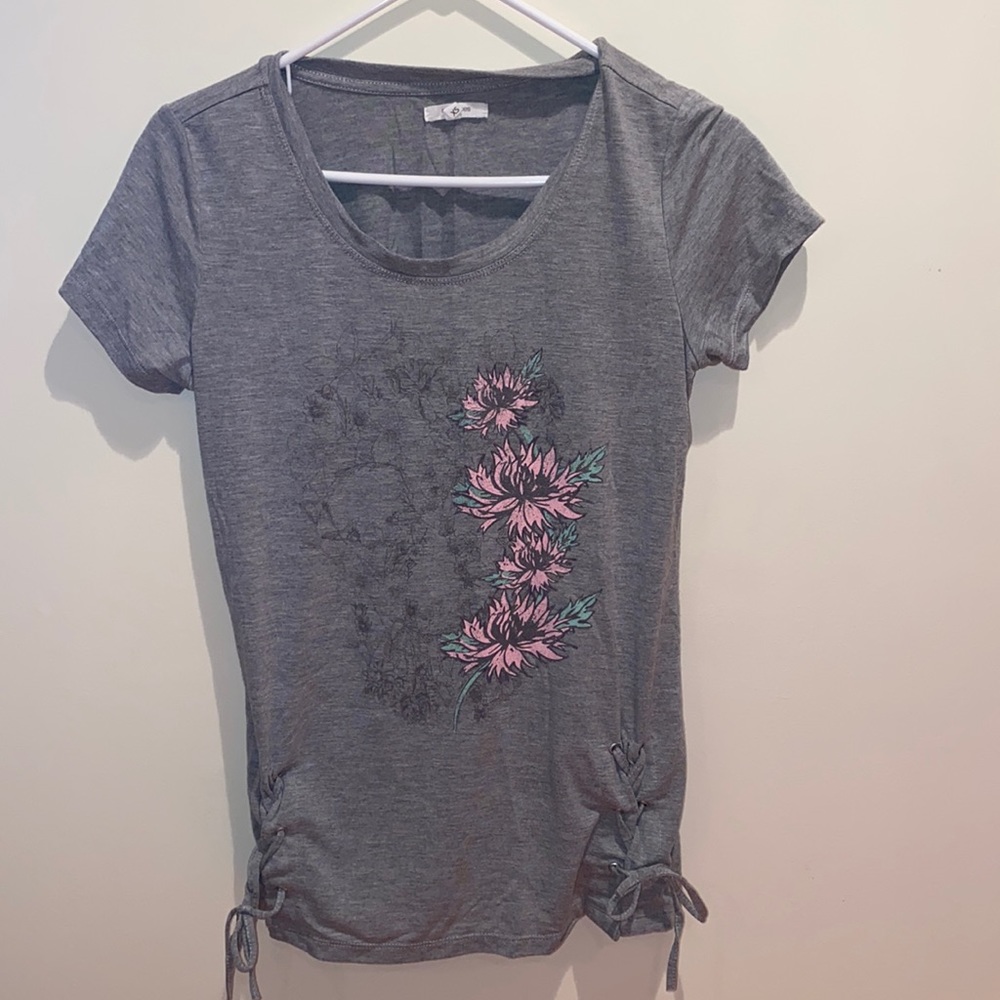 EUC Gray Floral Maurice’s Tee